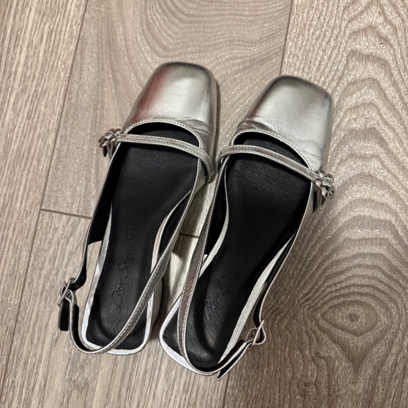 Lisa Says Gah Mackie Silver Heels - Picture 3 of 5